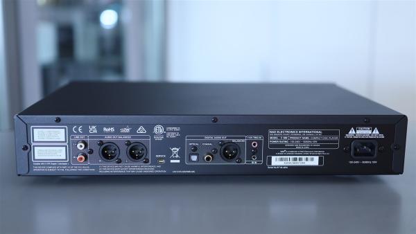 Rückansicht des NAD C 589 mit XLR, RCA, Coax, Optical und AES-EBU Ausgängen