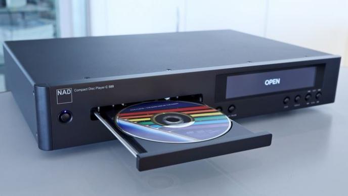 Die neu entwickelte, präzise geführte CD-Schublade des NAD C 589