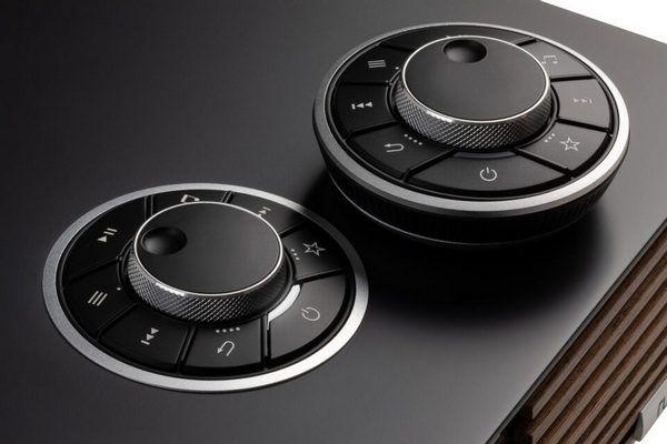Ergonomische Bluetooth-Fernbedienung der Ruark R610 Music Console mit RotoDial-Steuerung