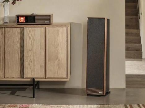 Ruark Talisman-R Standlautsprecher neben Sideboard mit Ruark R710 Musikcenter