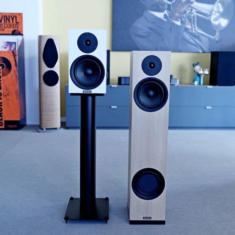 Standlautsprecher und Regallautsprecher im Hörraum bei HiFi Zurmühle