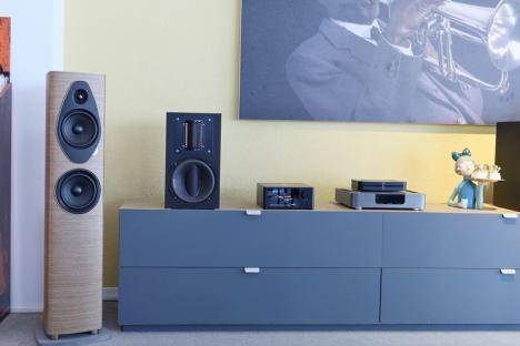 Stereoanlage mit Verstärker und Lautsprechern im Fachgeschäft