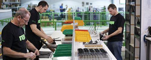 Rega Plattenspieler Herstellung in England – Montage der Tonarme