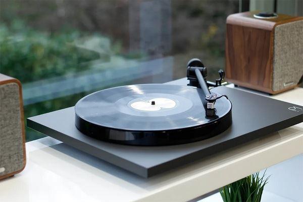 rega-planar1-plus-aktivlautsprecher-600x400